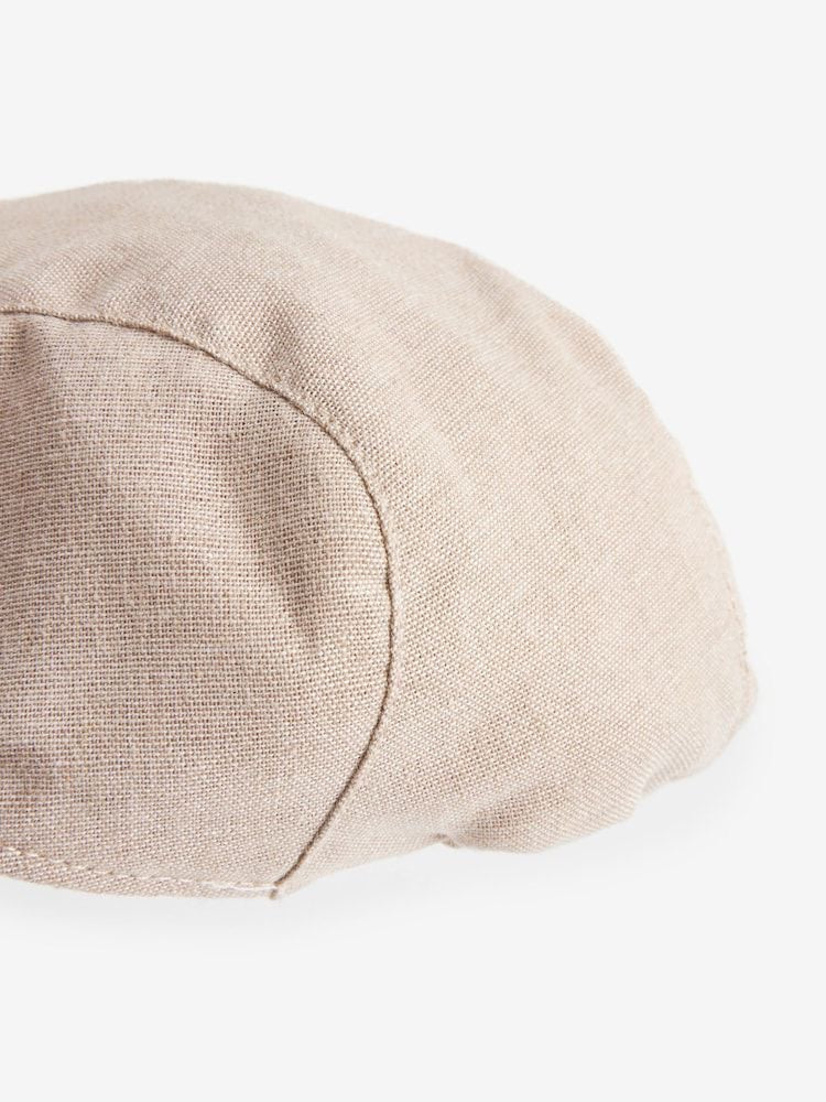 Beige flat hat.