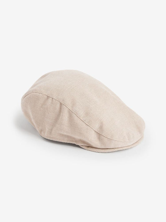 Beige flat hat.
