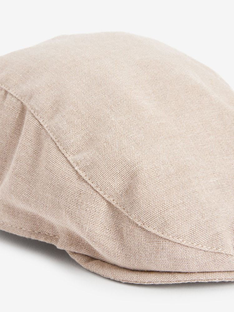 Beige flat hat.